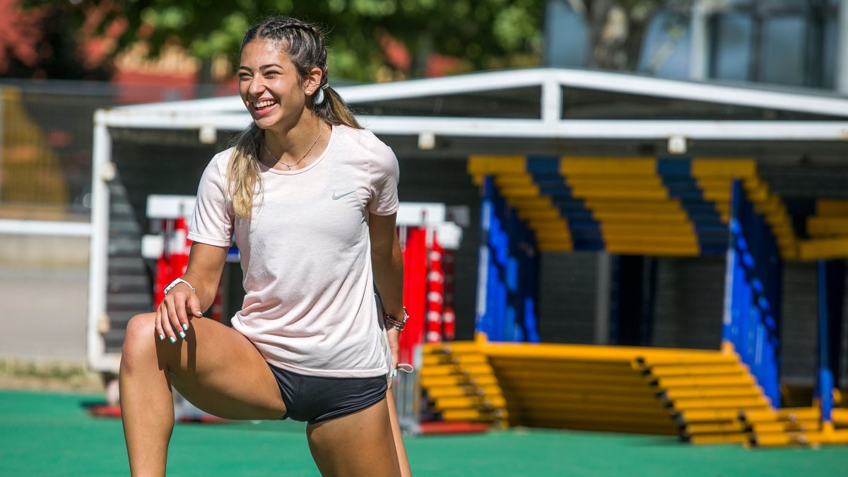 Lucía Carrillo calienta en la pista de San Amaro. TOMÁS ALONSO
