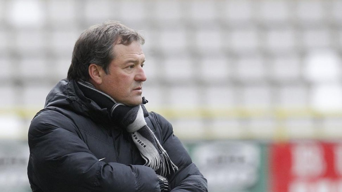 Ángel Viadero sigue con atención las evoluciones del juego.-SANTI OTERO