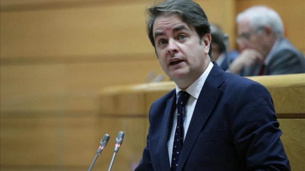 Roberto Bermúdez de Castro informa en el Senado del primer mes de aplicación del 155, el pasado 4 de diciembre.-/ ZIPI / EFE