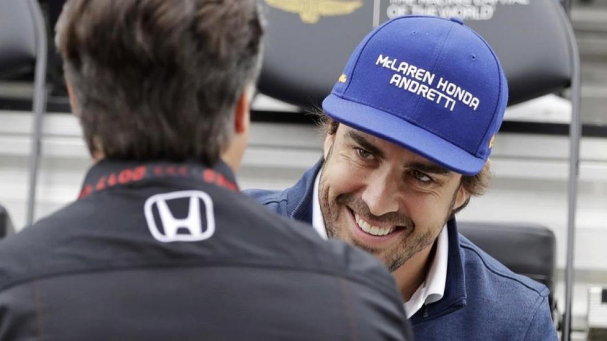 Fernando Alonso bromea con Michael Andretti, el propietario de la escuderia para la que mañana correrá las 500 Millas de Indianápolis.-APA / DARRON CUMMINGS