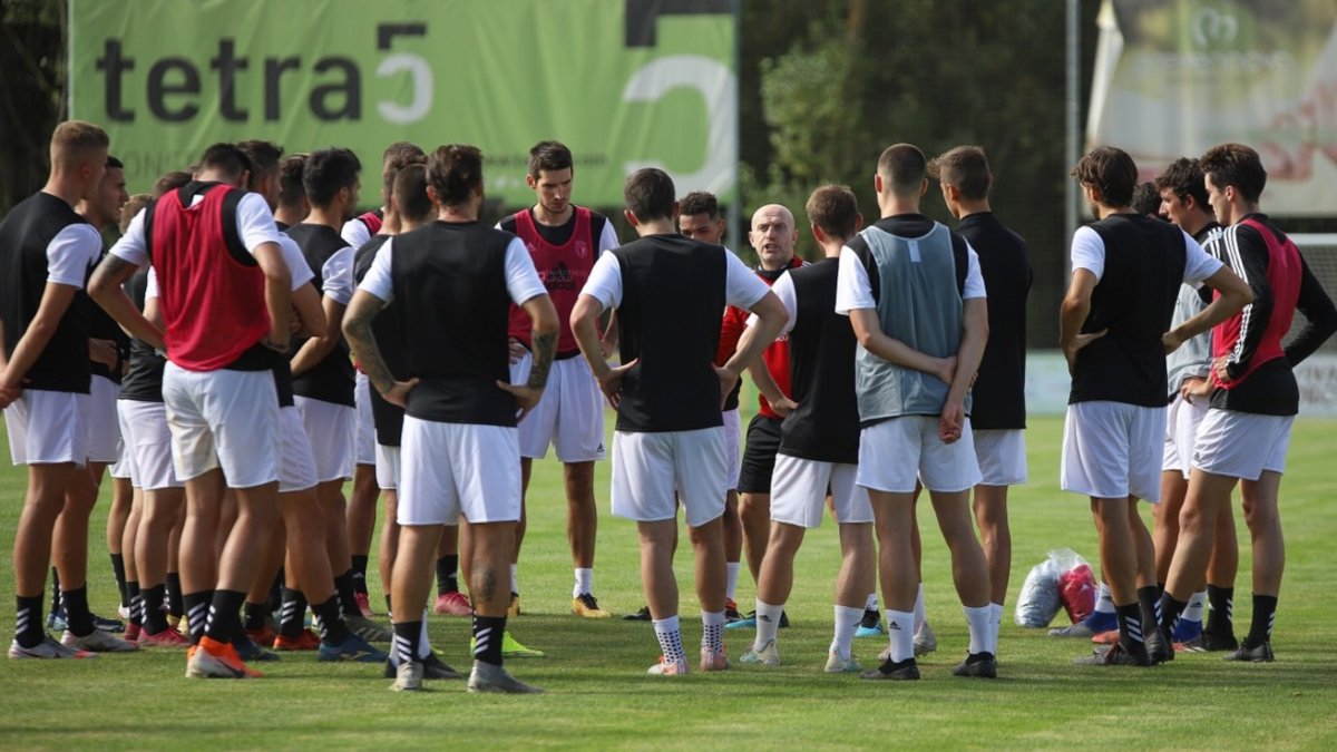 Calero habla con sus jugadores durante un entrenamiento. BURGOS CF