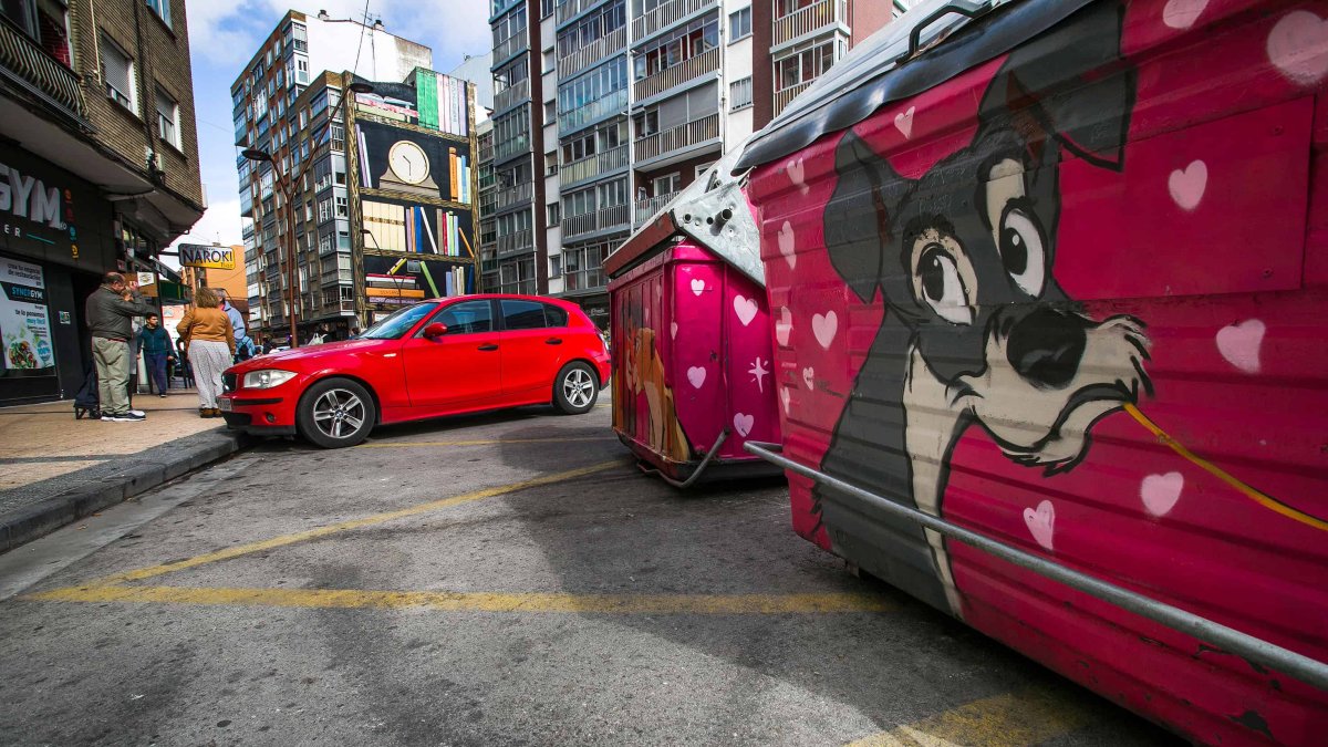 Zona de carga y descarga en Francisco Grandmontagne, compartida con contenedores de basura. TOMÁS ALONSO