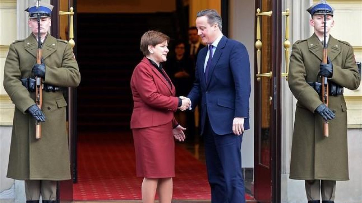 Cameron, con la primera ministra de Polonia, Beata Szydlo, este viernes, en Varsovia.-AP / JANEK SKARZYNSKI