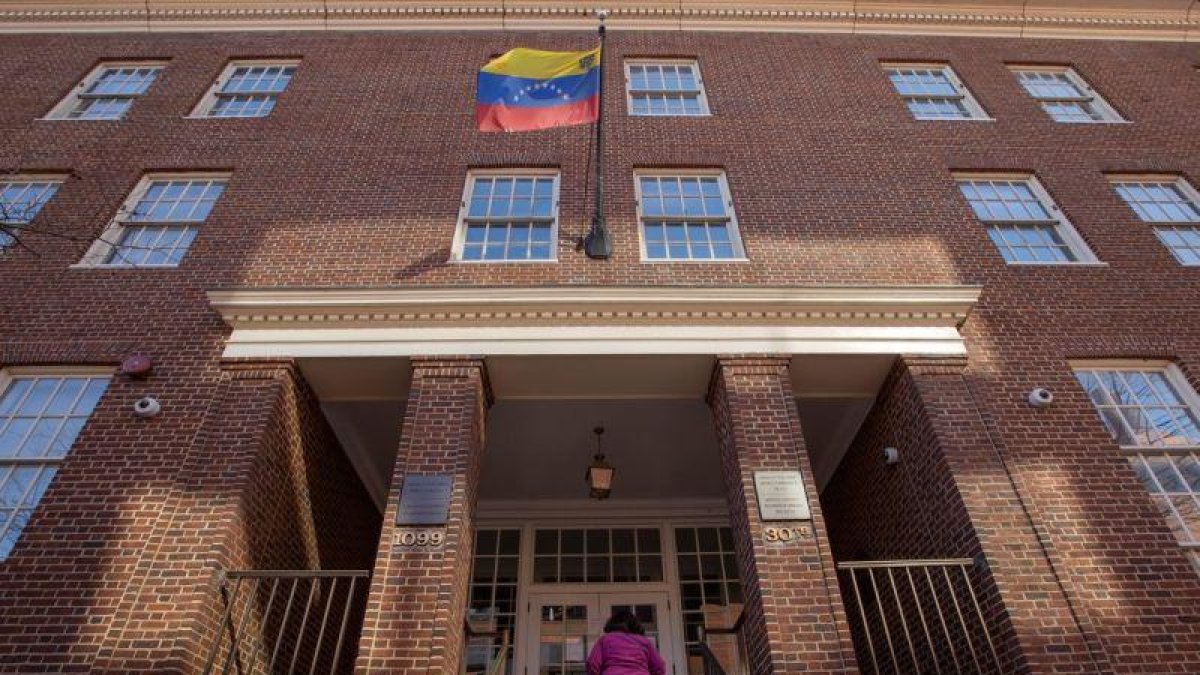 Vista de la embajada de Venezuela en Washington, EEUU.-EFE / EPA