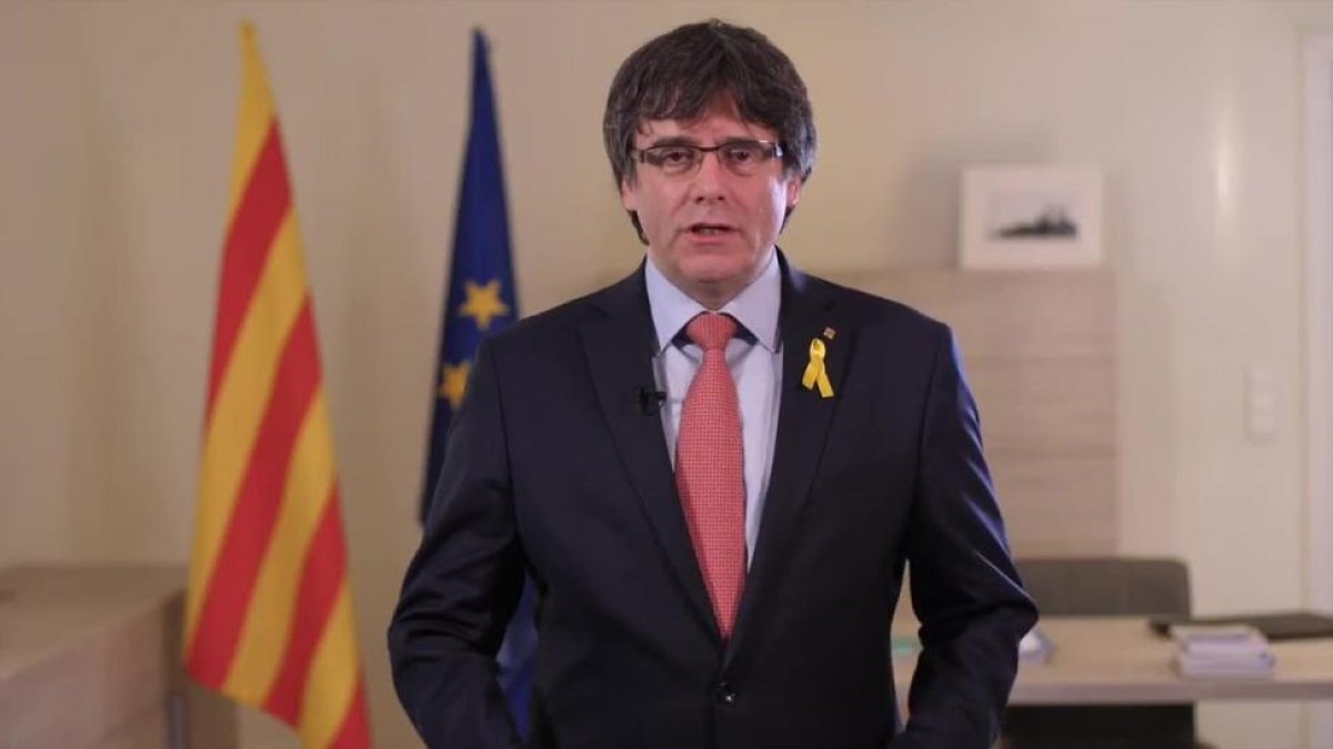 Mensaje de Carles Puigdemont desde Bruselas, en el que renuncia de forma provisional a ser candidato a president.-/ PERIODICO (YOUTUBE)