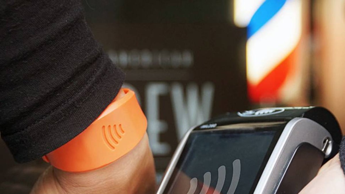 Pulsera visa pagando en un datófono.-ECB