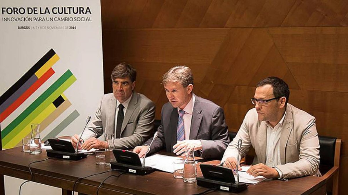 El alcalde Javier Lacalle junto al concejal Fernando Gómez y Oscar González en la presentación en Madrid.-ECB