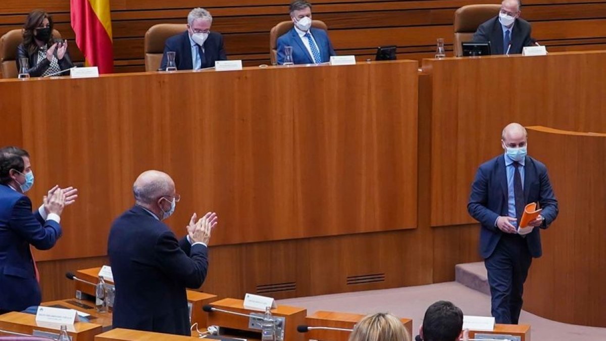 Castaño se retira de la tribuna de oradores aplaudido por Mañueco e Igea. ICAL