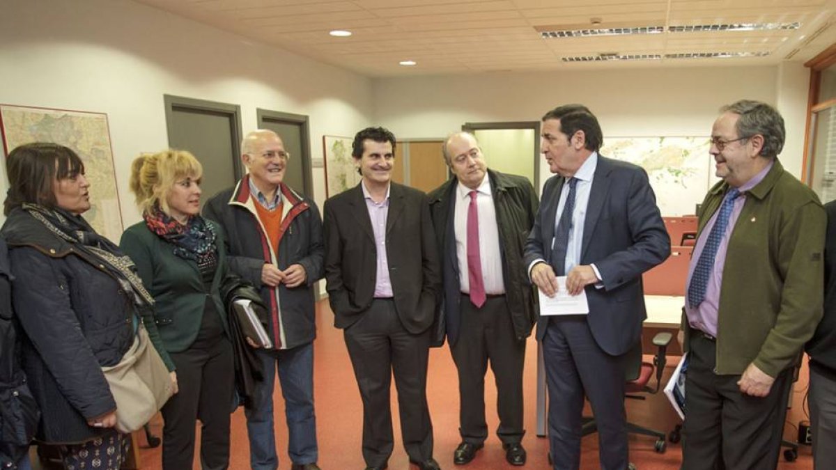 Representantes de los trabajadores y de la Orden San Juan de Dios con el consejero de Sanidad Sáez Aguado.-Santi Otero