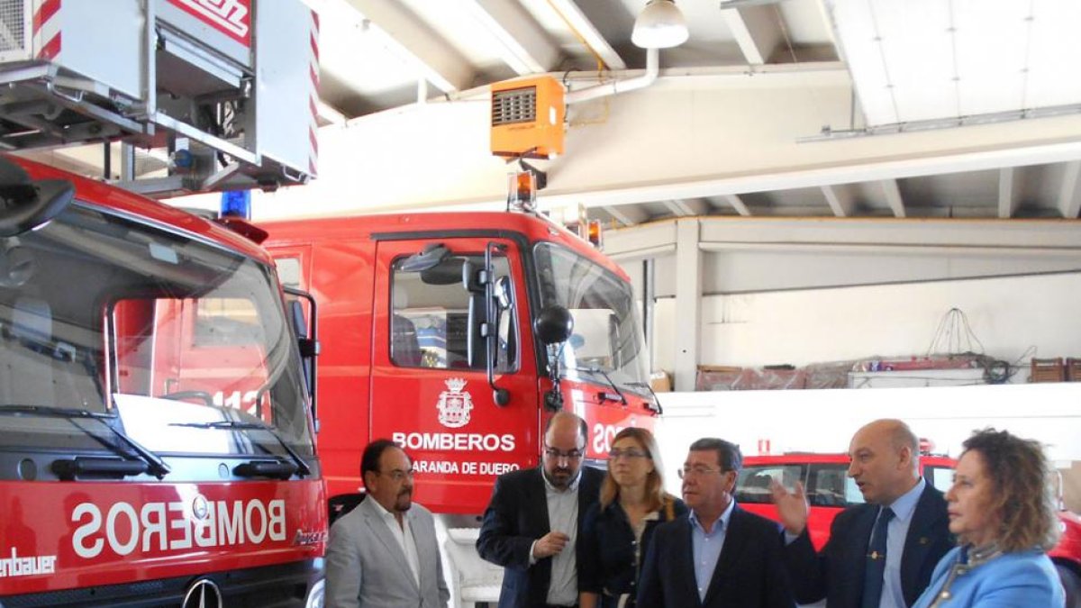 El presidente de la Diputación (en el centro) comprobó el estado del parque.-L.V.