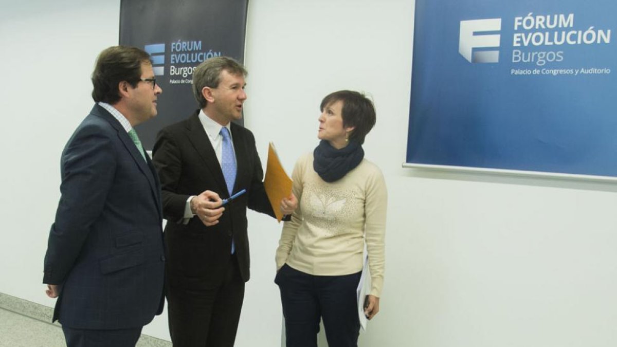 El concejal de Hacienda, Salvador Foronda, el alcalde de Burgos, Javier Lacalle, y la gerente del Fórum Evolución, Estefanía Montes, en el Fórum.-ICAL