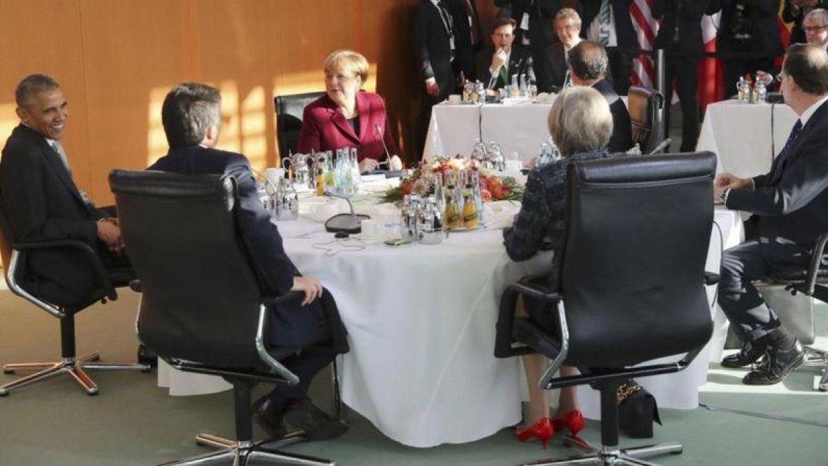 Los dirigentes europeos con Barack Obama, reunidos en Berlín.-REUTERS / kAY NIETFELD