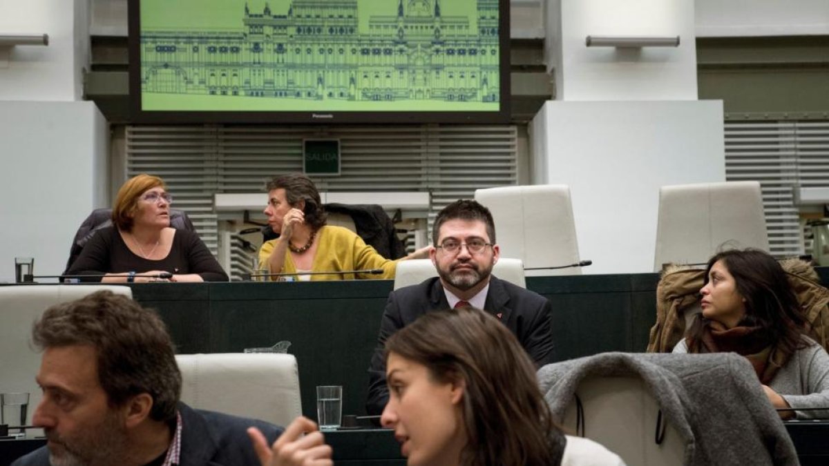Fotografía de Carlos Sánchez Mato, el exdelegado de Economía y Hacienda, cesado por la alcaldesa de Madrid, en el Pleno.-LUCA PIERGIOVANNI (EFE)