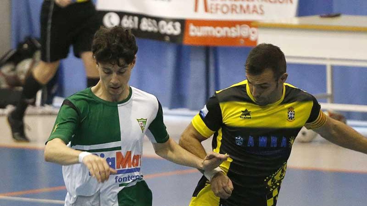Pablo, autor de tres goles, intenta escaparse de un rival.-SANTI OTERO