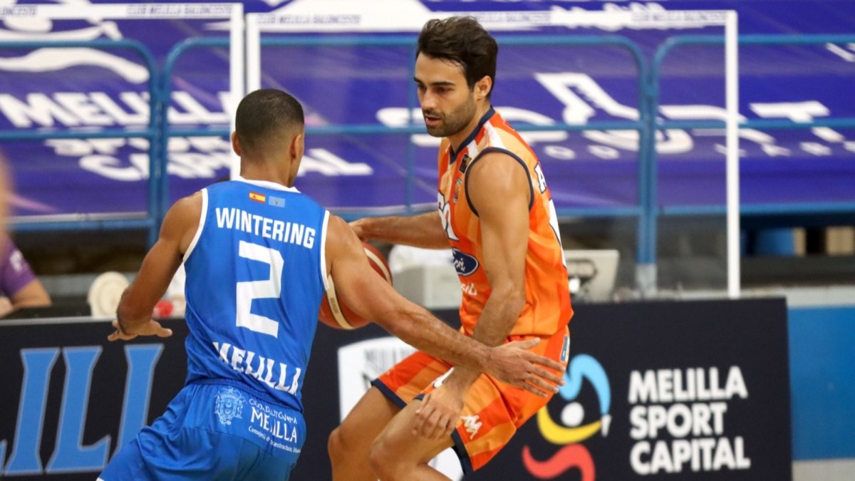 Ayoze Alonso, jugador de Tizona UBU, sube el balón durante un partido. MELILLA BALONCESTO