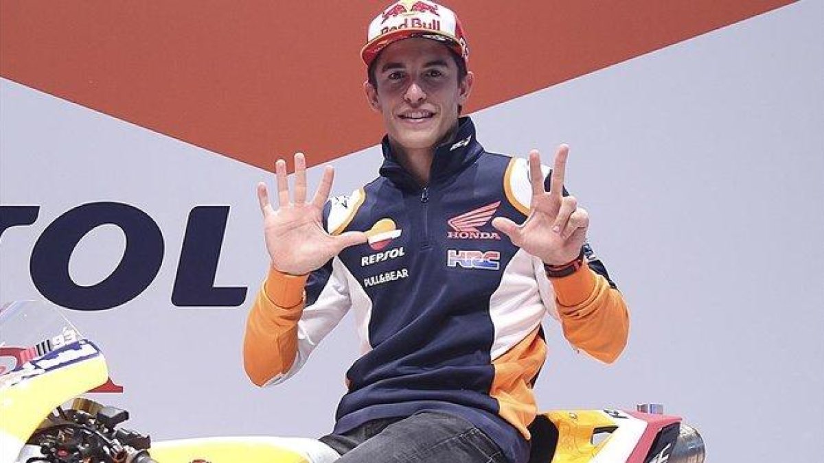 El octocampeón Marc Máequez (Honda), esta mañana, en la sede de Repsol, patrocinador del equipo campeón.-DAVID CASTRO
