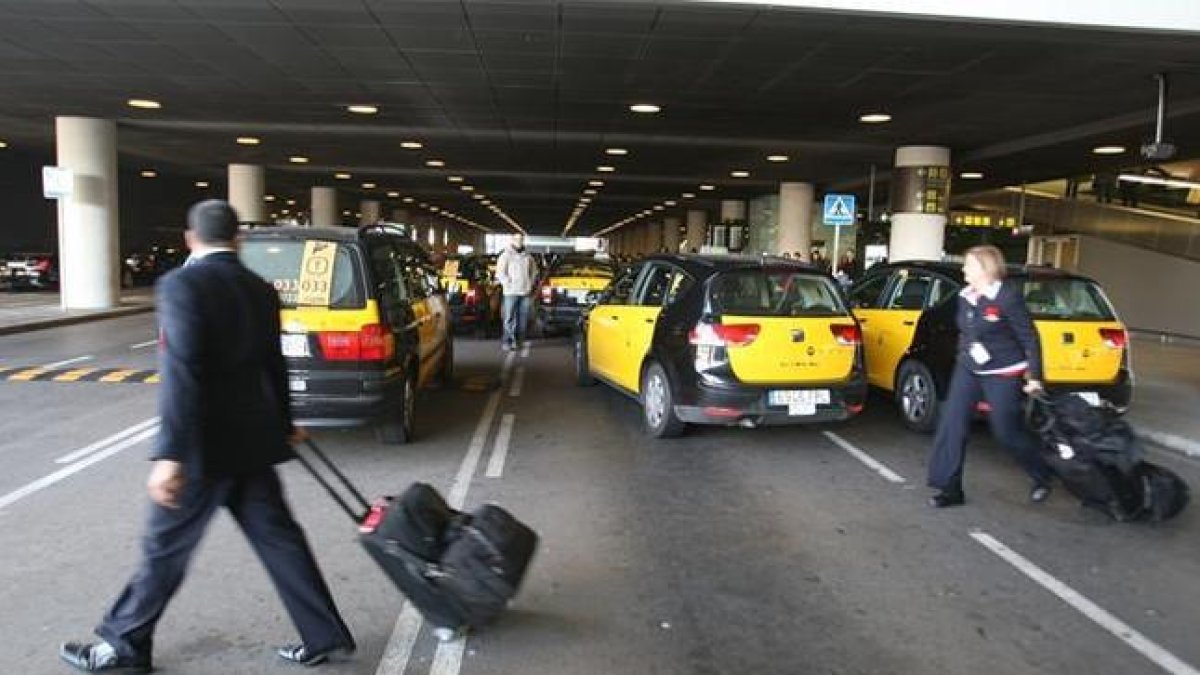 Taxis en la parada de la T-1 de El Prat.-RICARD CUGAT