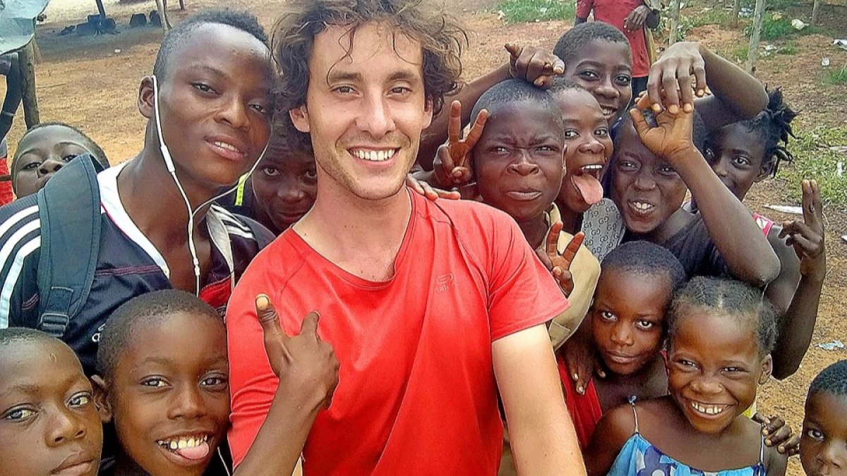 Niños Baka en Camerún, siempre recibiendo con sonrisas al viajero. E. M.