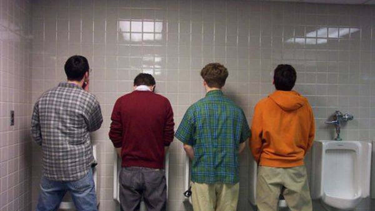 Un grupo de chicos meando de pie.-Foto: GOOGLE