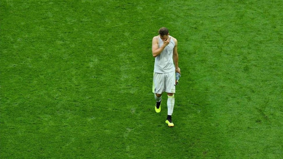 Neuer abandona abatido el césped del Kazán Arena tras la eliminación de Alemania.-/ REUTERS / DYLAN MARTINEZ