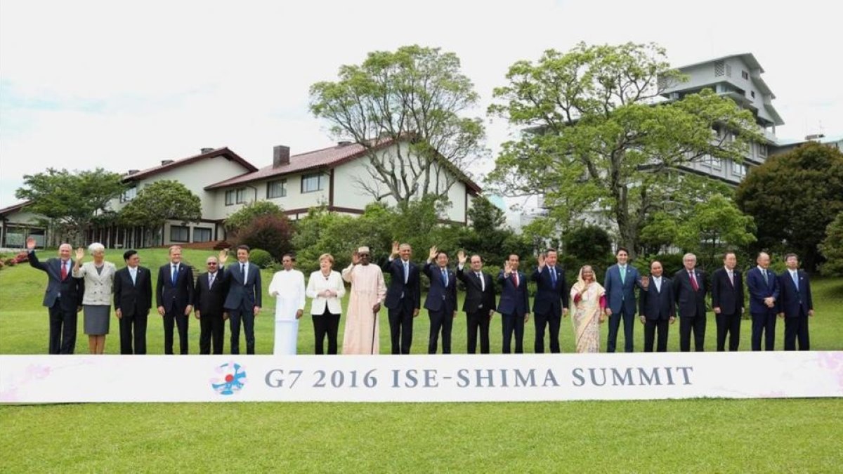 Foto de familia de los presidentes y jefes de Gobierno que han participado en la cumbre del G7 en Japón.-AFP