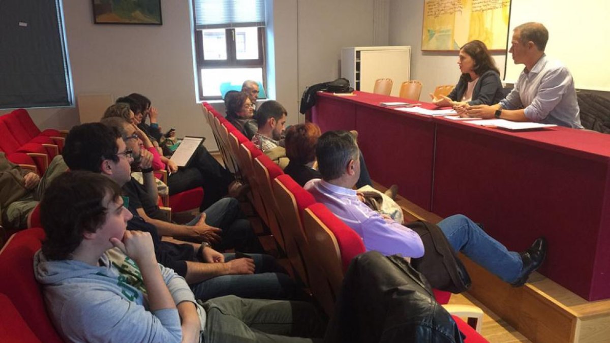Esther Peña y Ander Gil durante su reunión con afiliados del PSOE en Las Merindades.-ECB