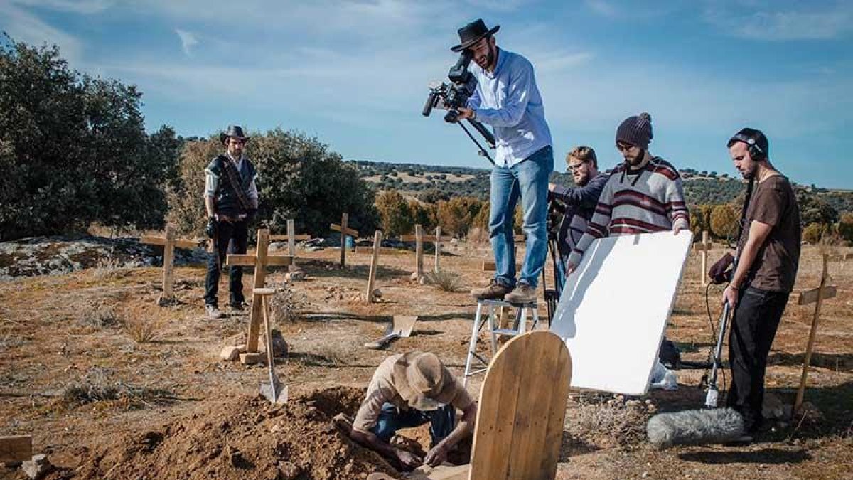 El filme narra la aventura emprendida por un grupo de inquietos lugareños para recuperar el mítico cementerio de ‘El bueno, el feo y el malo’.-ZAPRUDER PICTURES