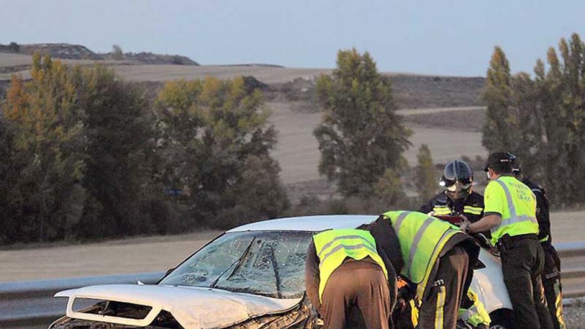 Los servicios de emergencias y la Guardia Civil actúan en el lugar del accidente.-G. González