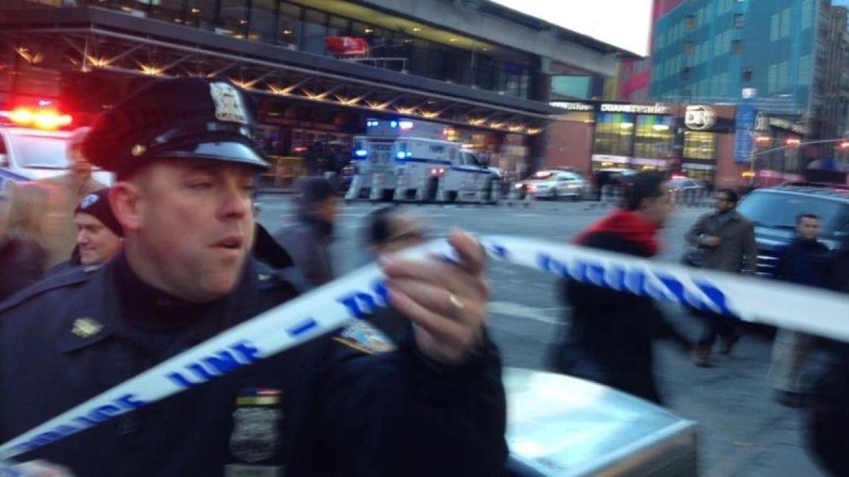 Un policía acoordona los alrededores de la estación de autobuses de Nueva York donde se ha producido la explosión.-CHARLES ZOELLER / AP