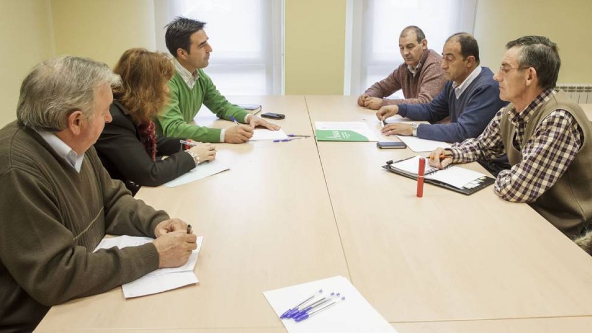 Un momento de la reunión mantenida por miembros de Asaja con representantes populares, ayer en la capital-S. O.
