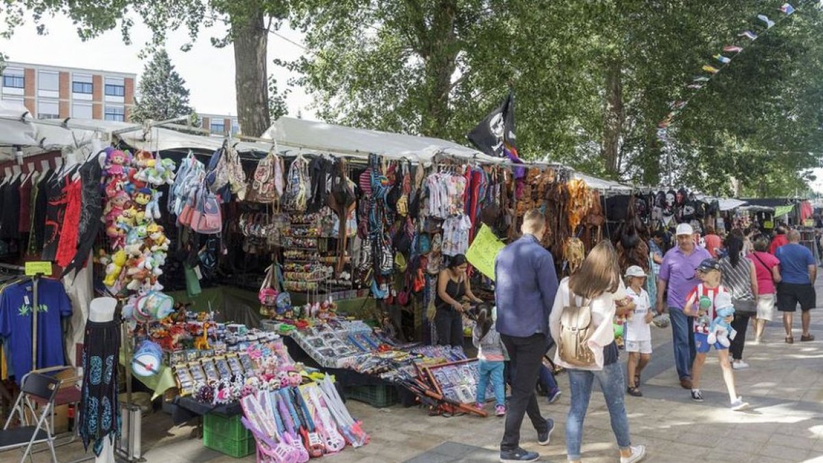 Imagen de archivo del mercadillo de San Pedro en las cercanías el polígono docente. SANTI OTERO