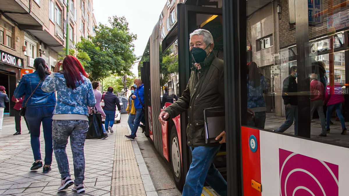 Usuarios de la línea de Gamonal bajando del autobús en la calle Vitoria.