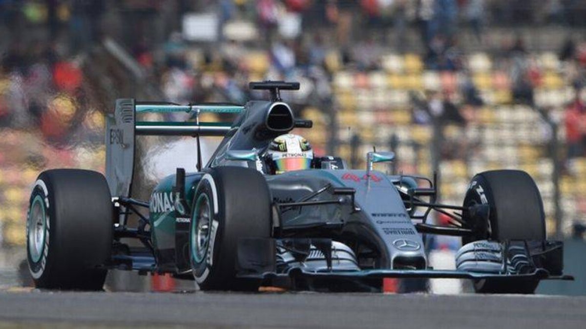 Hamilton durante la sesión de clasificación en el Gran Premio de China.-Foto: GREG BAKER / AFP