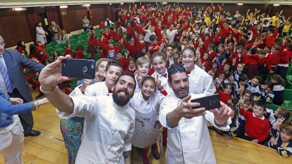 El promotor del premio y fundador delGrupo Educachef, Antonio Merino, y el Top Chef Carlos Medina se hicieron ‘selfies’ con los jóvenes ganadores y los compañeros que les arroparon.-RAÚL G. OCHOA