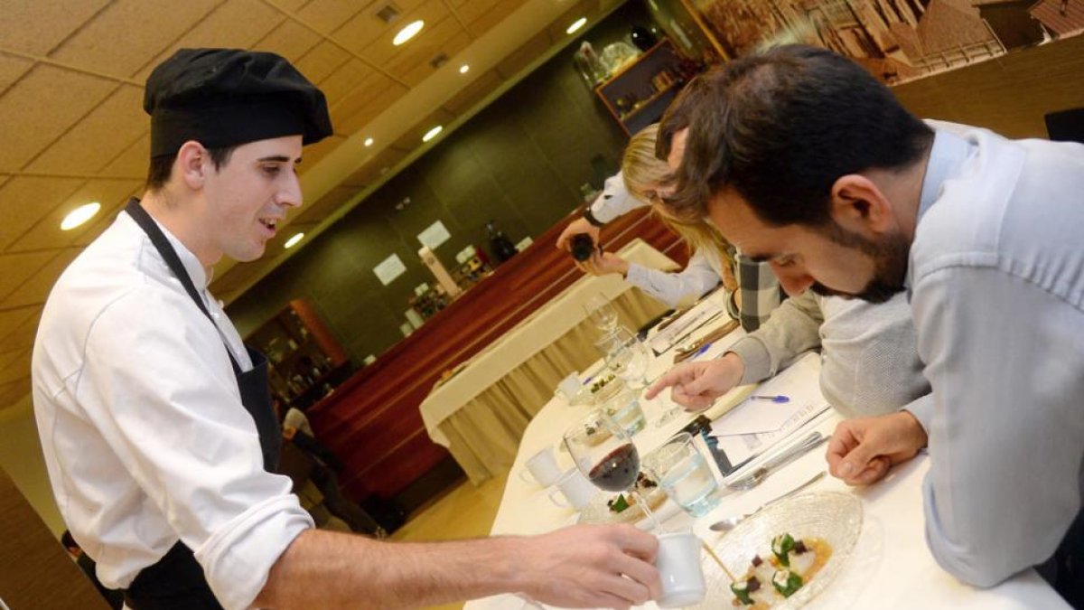 El ganador del concurso, durante la presentación de su plato.-ICAL