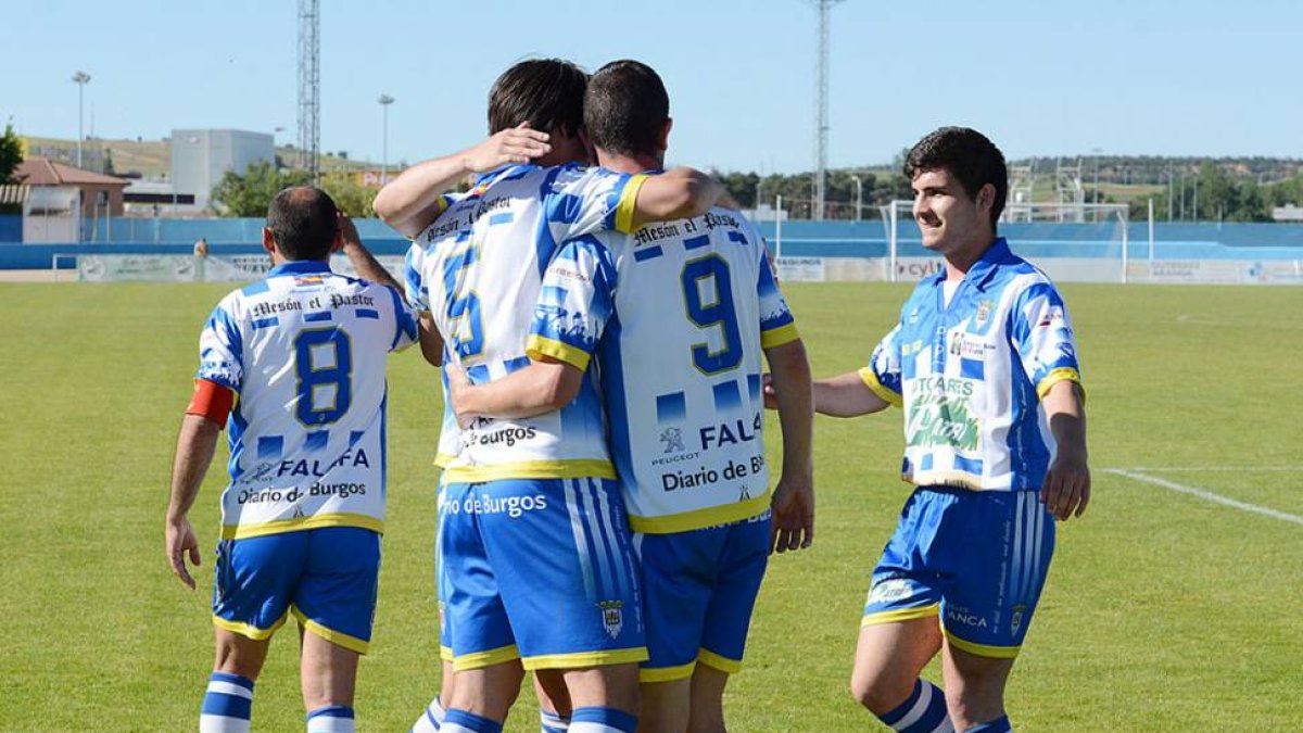 Varios jugadores de la Arandina celebran uno de los goles que lograron ante el Becerril.-ALBERTO CALVO
