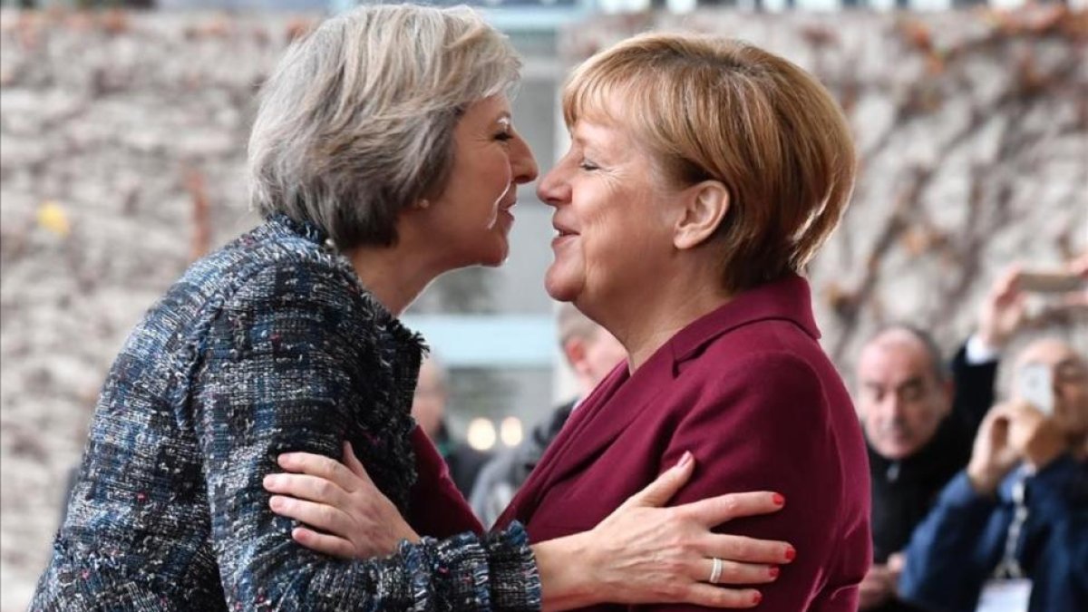 La primera ministra británica, Theresa May (izquierda) saluda a la cancillera alemana, Angela Merkel, en una imagen de archivo.-AFP / JOHN MACDOUGALL