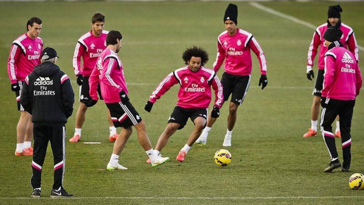 Carlo Ancelotti dirige el entrenamiento del Madrid de este martes, en la ciudad deportiva de Valdebebas.-Foto: EFE / EMILIO NARANJA