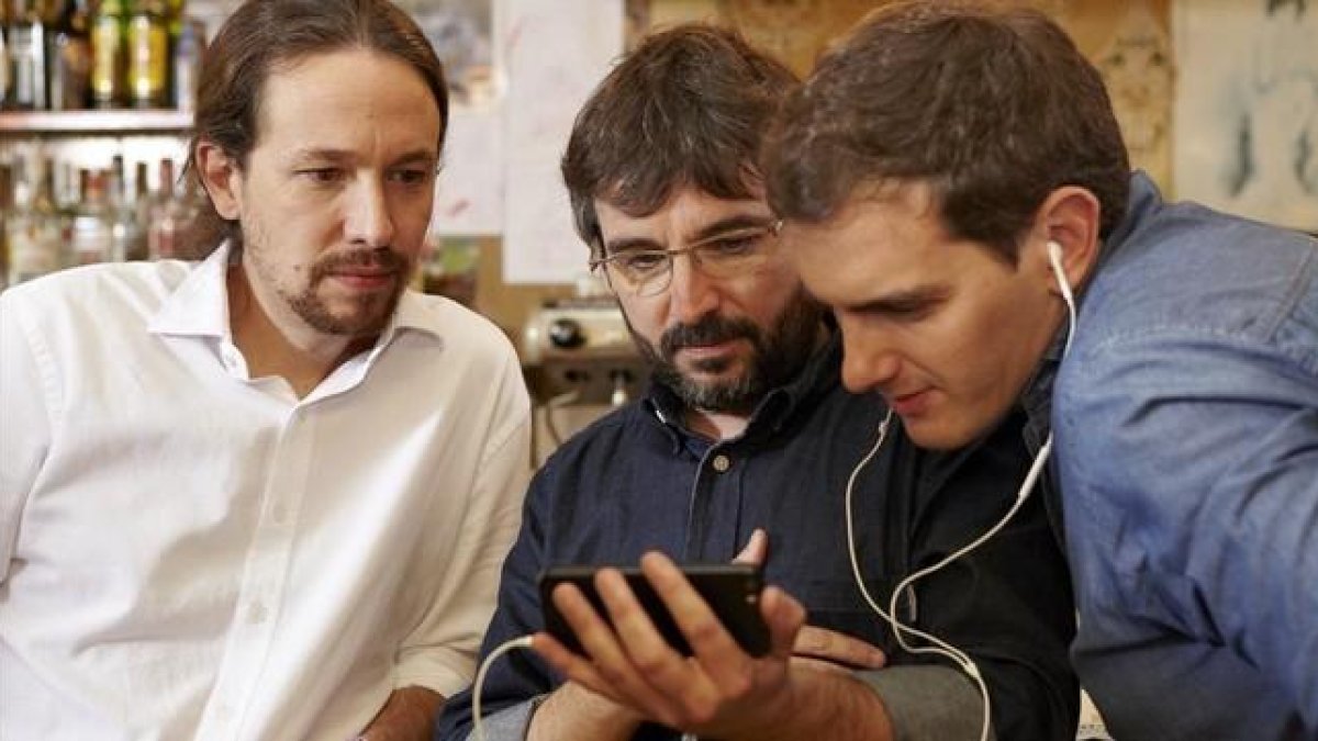 Iglesias, Évole y Rivera, en un momento de la grabación de 'Salvados'.-ESTER DELGADO