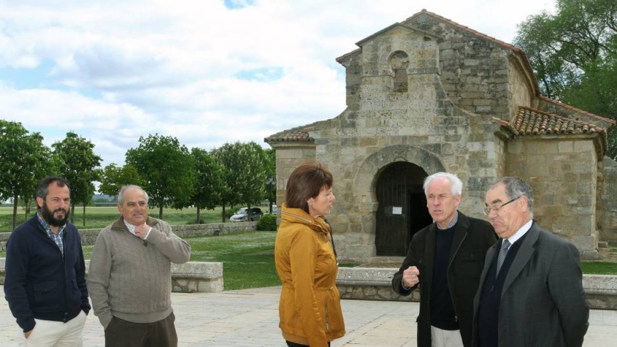 El representante de la empresa Valuarte, Juan Antonio Durán; el párroco de Baños de Cerrato, Jesús Antonio Gil; la alcaldesa de Venta de Baños, Consolación de Pablos; el delegado de la Junta, Luis Domingo González y el delegado diocesano de Patrimonio Cul-Ical