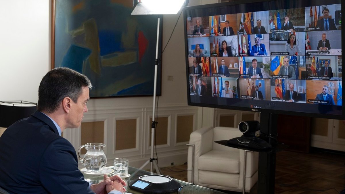 Pedro Sánchez en vídeo conferencia con los presidentes autonómicos.