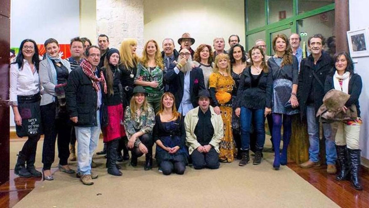 Parte de los 60 artistas de diferentes disciplinas que conforman el heterogéneo grupo de Entredessiguales-ECB