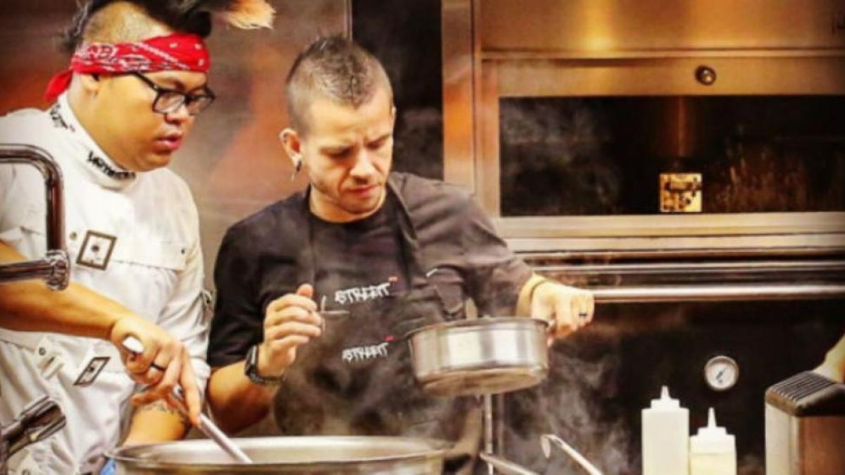 David Muñoz y uno de sus ayudantes, en el restaurante StreetXo de Londres.-STREETXO LONDON / INSTAGRAM