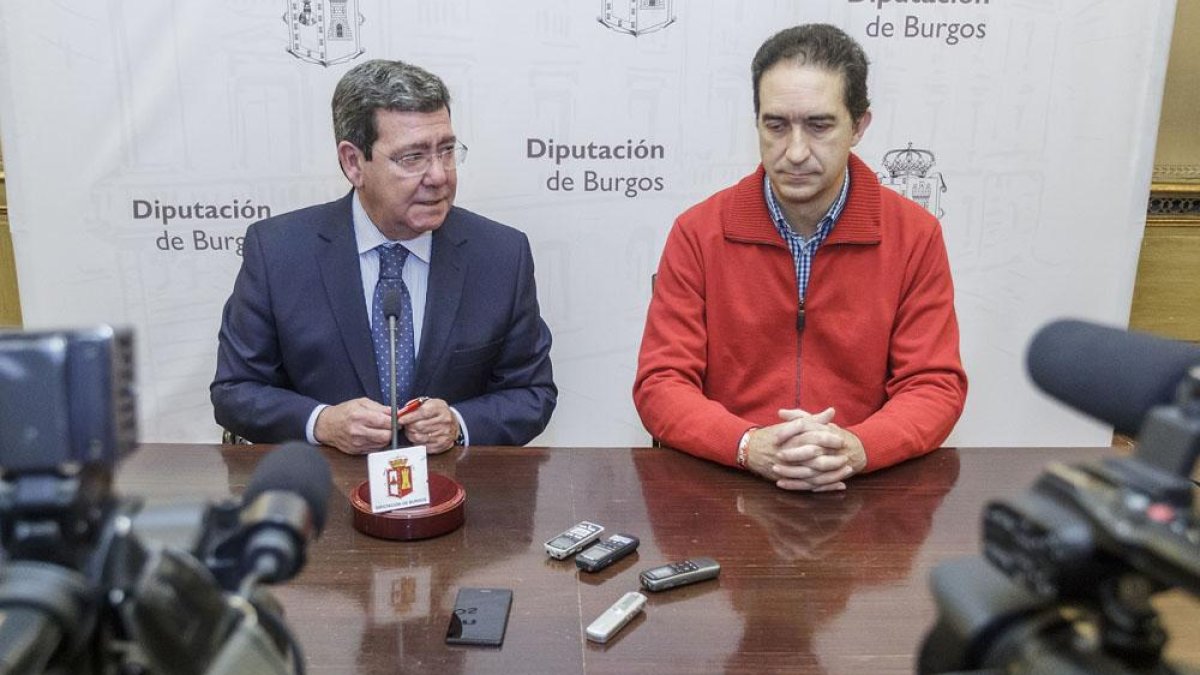 Un momento de la firma que protagonizaron Rico (izq) y Herrero (dch).-S. O.