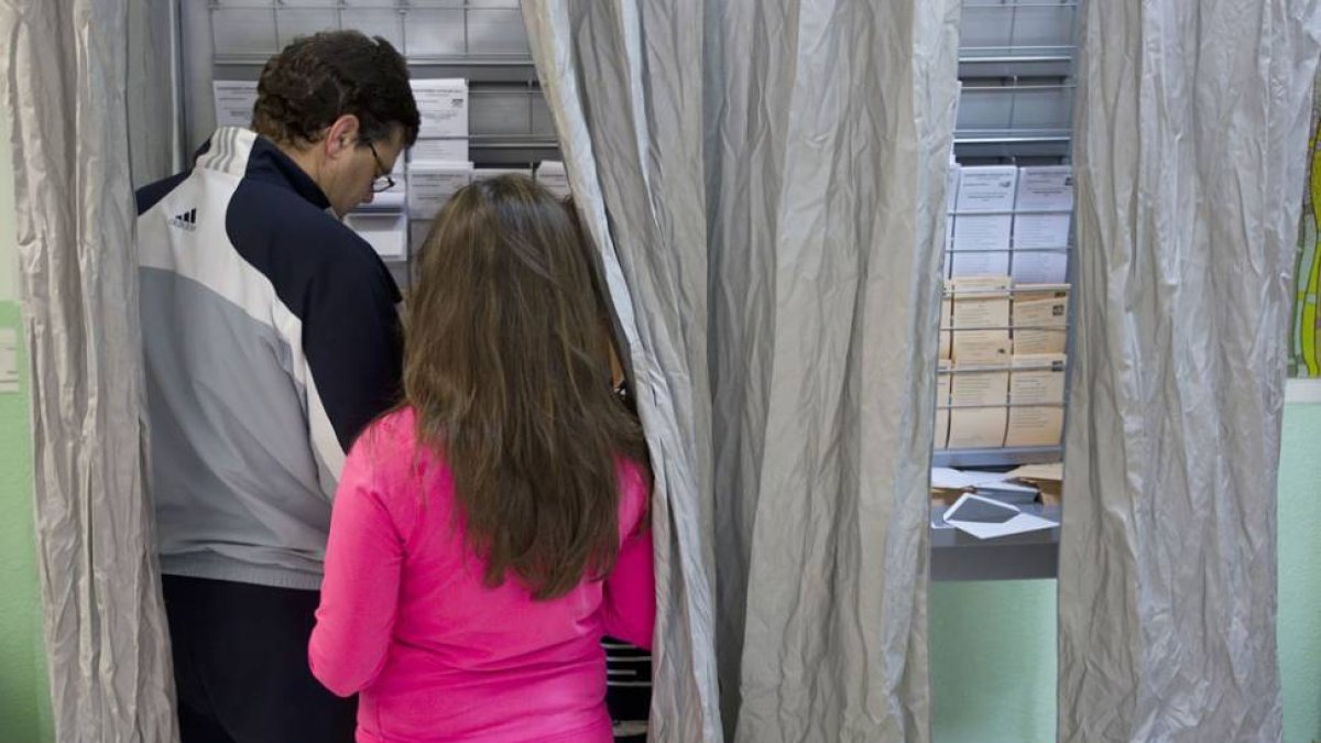 Los votantes realizarán el proceso electoral como siempre, elegirán sus papeletas, depositarán su sobre en las urnas, pero el proceso posterior se digitaliza.-SANTI OTERO