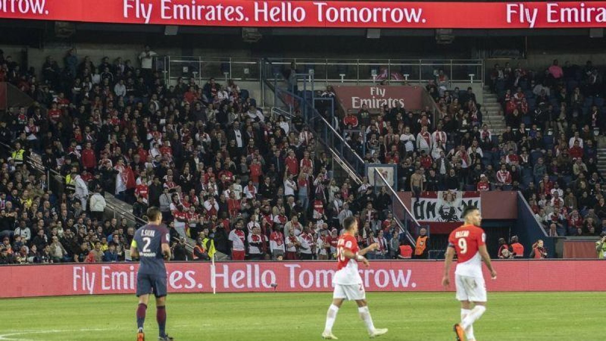 Aficionados del AS Monaco en el partido del domingo en el parque de los Príncipes frente al PSG.-TWITTER AS MONACO