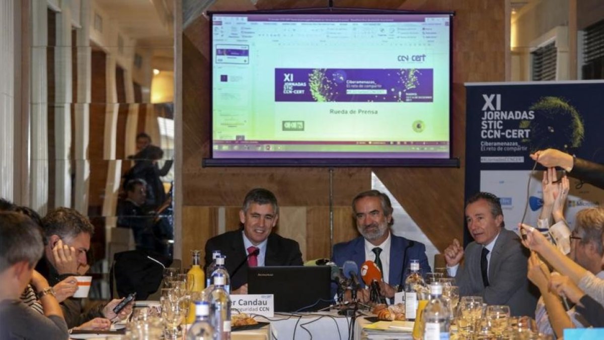 El jefe de Ciberseguridad del Centro Criptológico Nacional (dependiente del CNI), Javier Candau, y el subdirector general, Luis Jiménez, este martes en la rueda de prensa que han dado en Madrid.-/ JUAN MANUEL PRATS