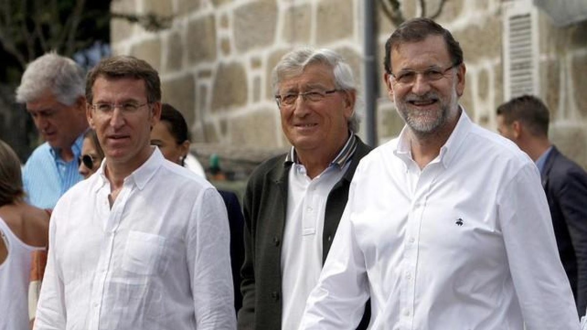 El presidente del Gobierno, Mariano Rajoy, y el de la Xunta de Galicia, Alberto Núñez Feijóo, este martes, 11 de agosto, en Mondariz, en Pontevedra.-EFE / SALVADOR SAS