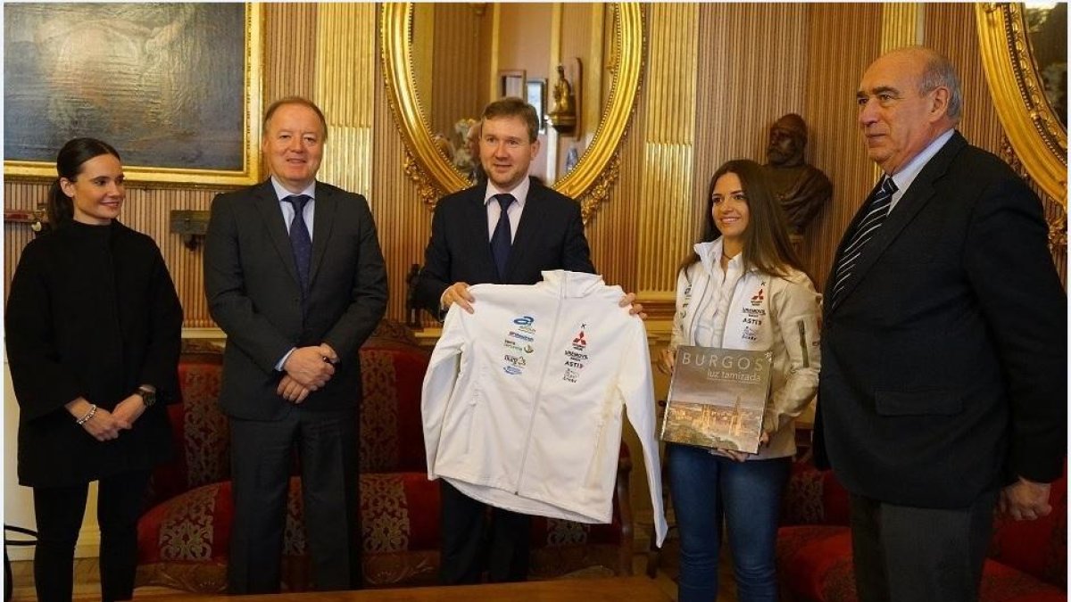 Cristina Gutiérrez posa con el alcalde de Burgos, Javier Lacalle, y los representantes de los patrocinadores principales.-ECB