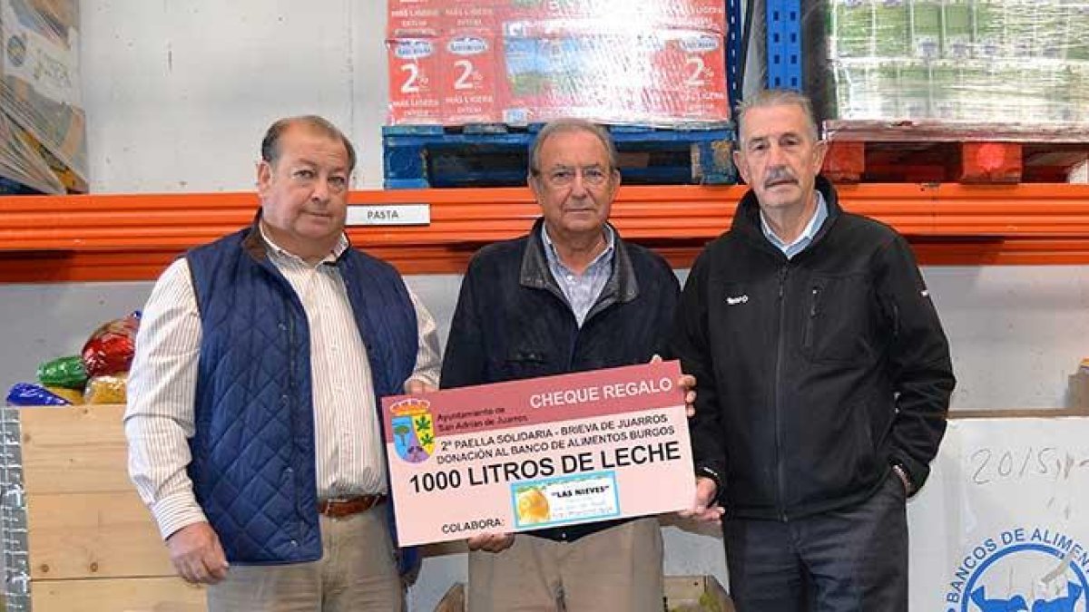El presidente del Banco de Alimentos, José Luis Herrero (centro), junto al teniente de alcalde de San Adrián, José María Gil, y el regidor, Florencio Martínez.-ECB